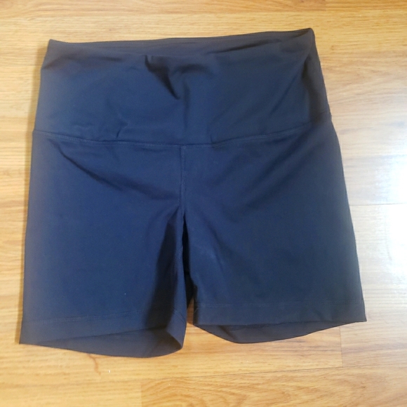Yogalicious Pants - Yogalicious yoga shorts size medium